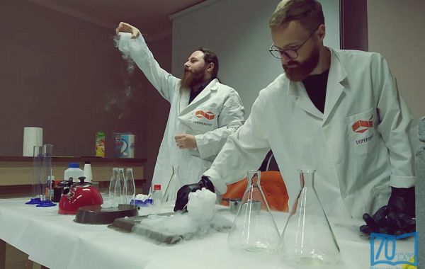 Prezentacja eksperymentu chemicznego w ramach Adamianów, obchodów urodzin patrona