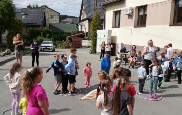 Dzieci podczas jednej z zabaw