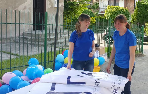 Gabriela Kuchta-Miga i Sylwia Cygner podczas przygotowywania stoiska bookcrossingowego w Psarach