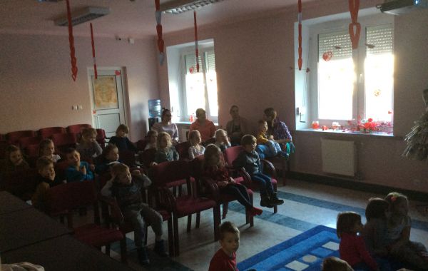 Przedszkolaki w sali konferencyjnej podczas seansu w ramach klubiku filmowego