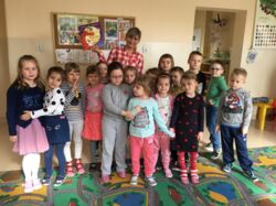 Bibliotekarz oraz przedszkolaki podczas kolejnego spotkania z książką