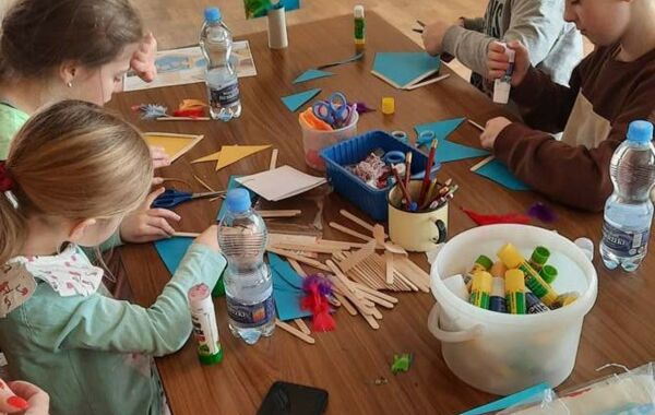 Dzieci przy stolikach podczas warsztatów