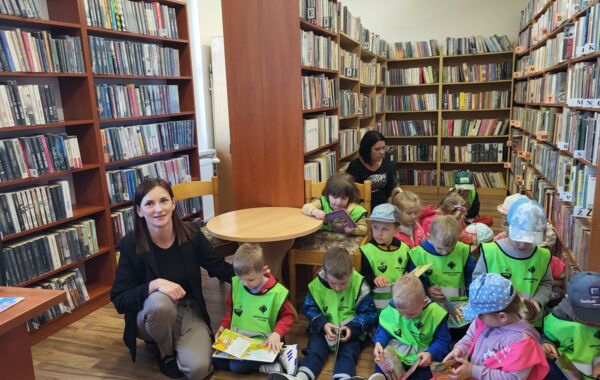 Dzieci wraz z opiekunkami podczas lekcji bibliotecznej