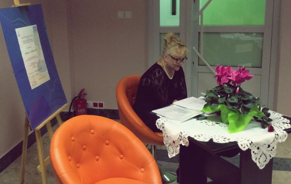 Barbara Jurczyk w trakcie prezentacji swojego wiersza
