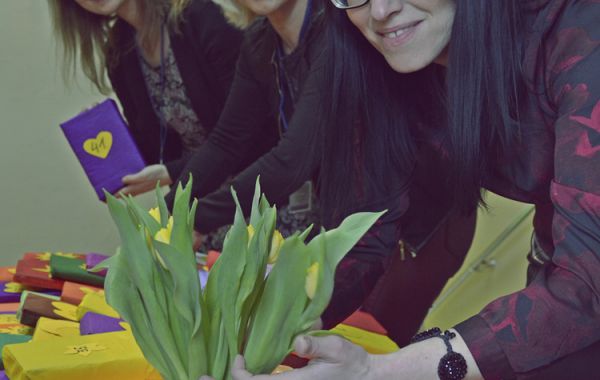 Monika Kłak-Gorlewicz, Aneta Dziedzic, Katarzyna Kipias podczas przygotowywania stoiska