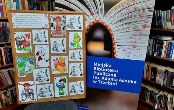 Antyrama z postaciami bajkowymi na tle banneru Biblioteki