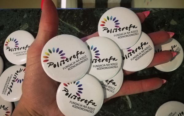 Przypinki okrągłe z logo Polisfery, Fundacji na rzecz różnorodności