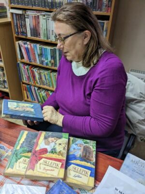 Uczestniczka spotkania trzymająca w ręce książkę Katarzyny Michalak