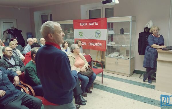 Jolanta Piskorz i Stefan Lasoń w trakcie omawiania prezentacji multimedialnej
