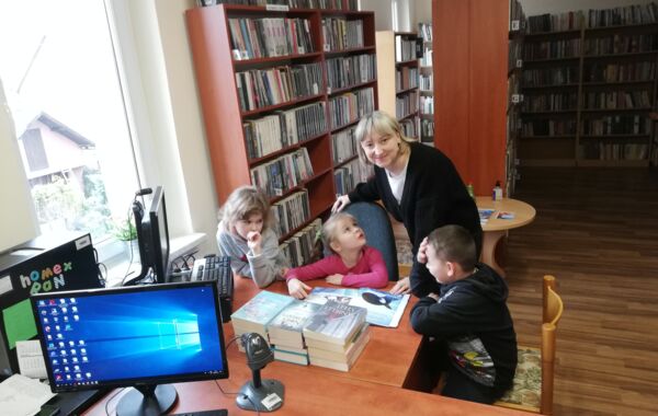 Bibliotekarz oraz uczestnicy spotkania