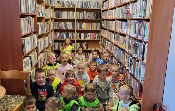 Przedszkolaki siedzące na podłodze