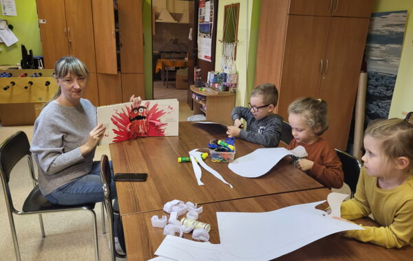 Dzieci wykonujące urocze duszki podczas zajęć plastycznych