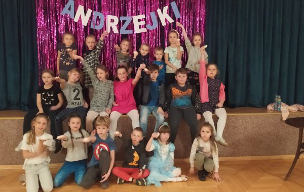 Uczestnicy zabawy andrzejkowej na zdjęciu grupowym