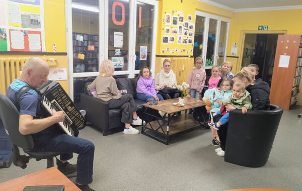 Pan Bogdan podczas gry na akordeonie