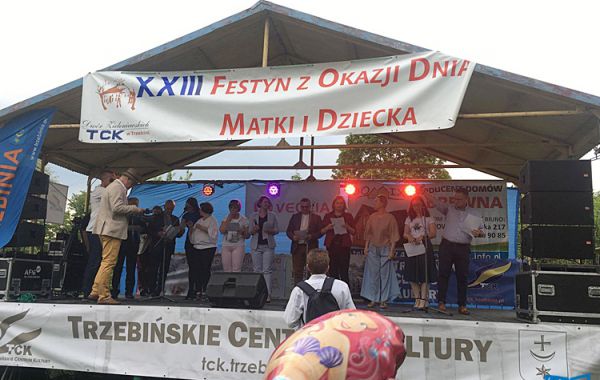 Władze miasta i zaproszeni goście czytają wiersz na festynie z okazji Dnia Matki i Dziecka