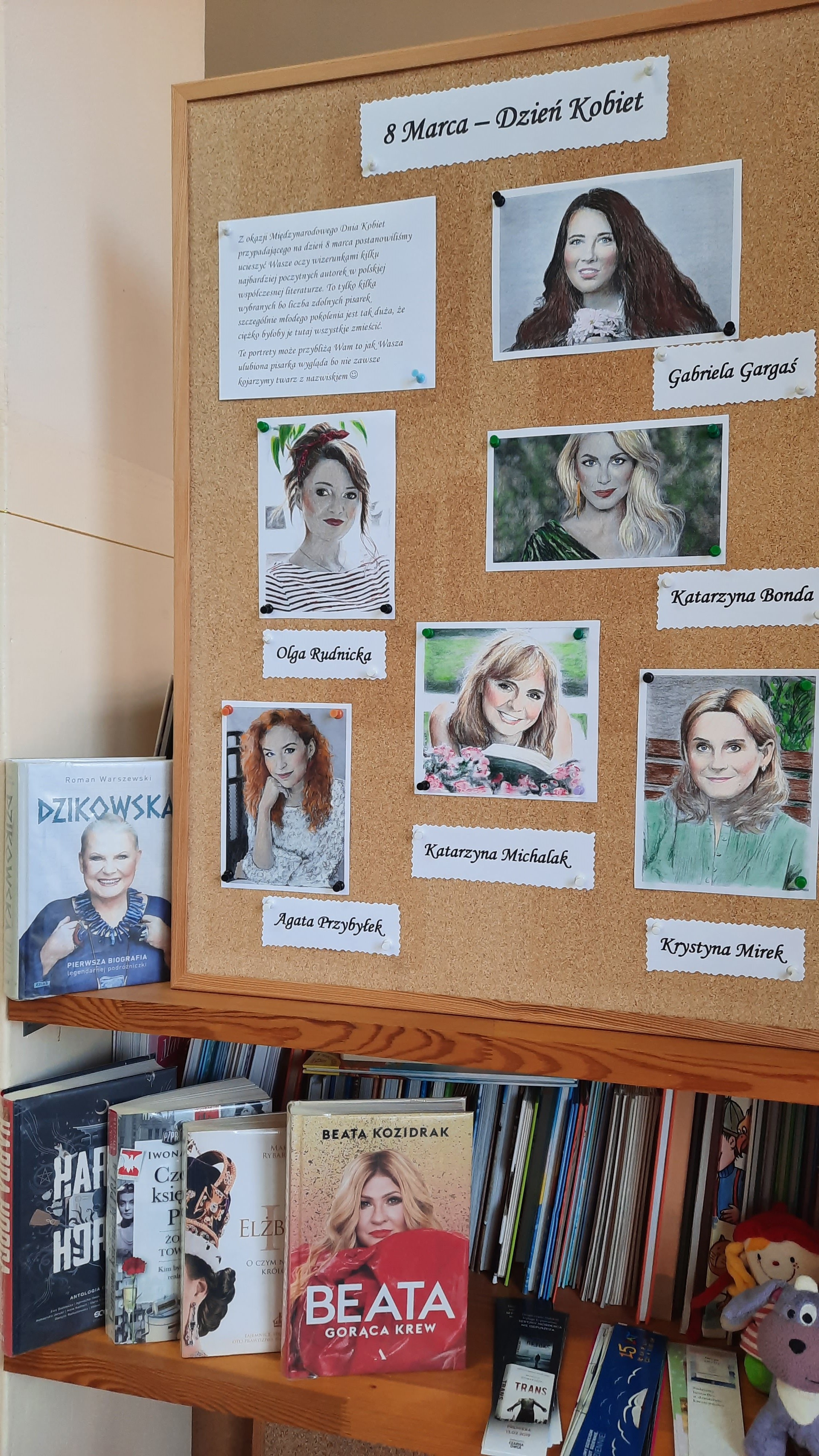 Antyrama z wystawą o wybranych polskich pisarkach