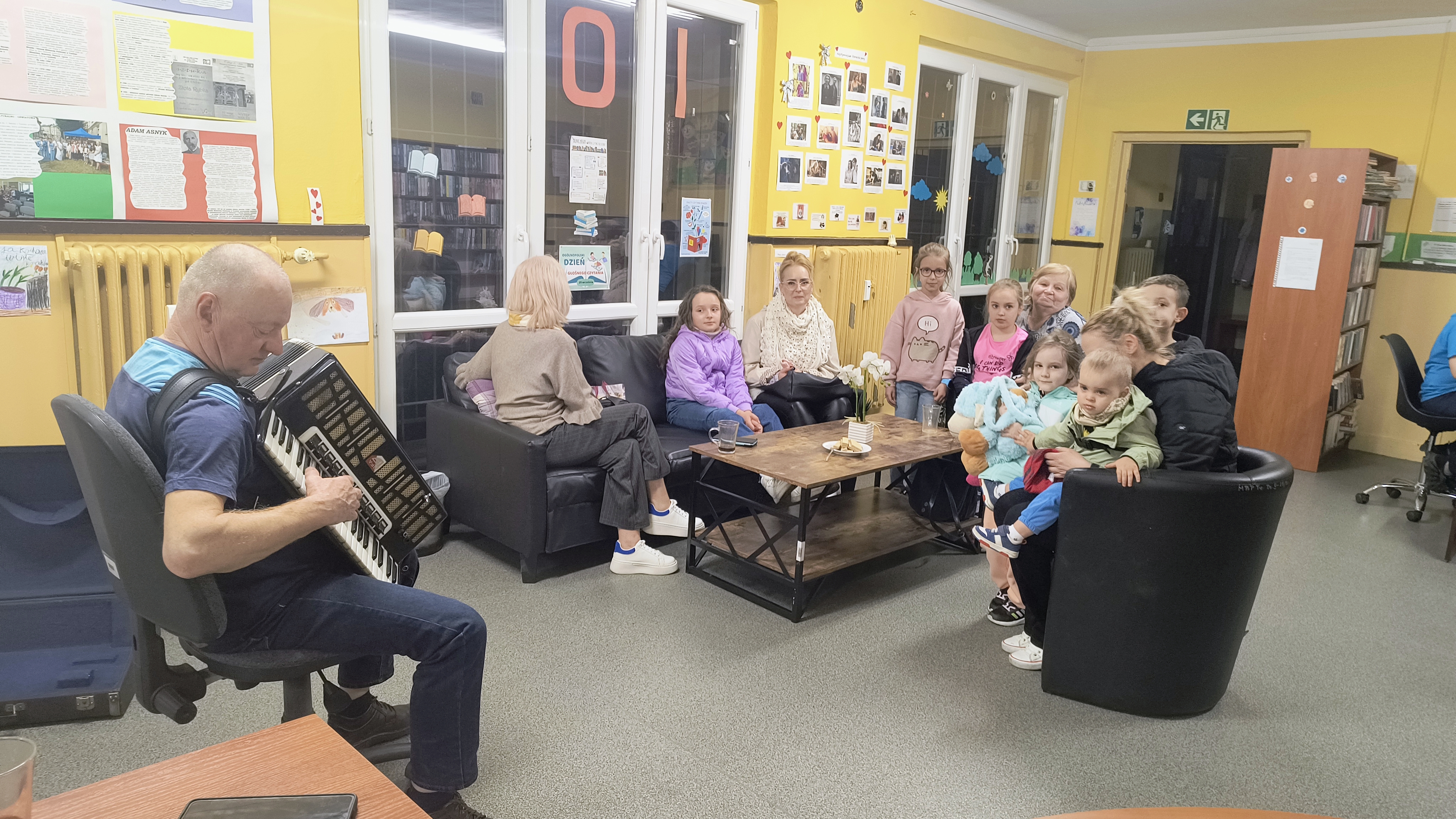 Pan Bogdan podczas gry na akordeonie