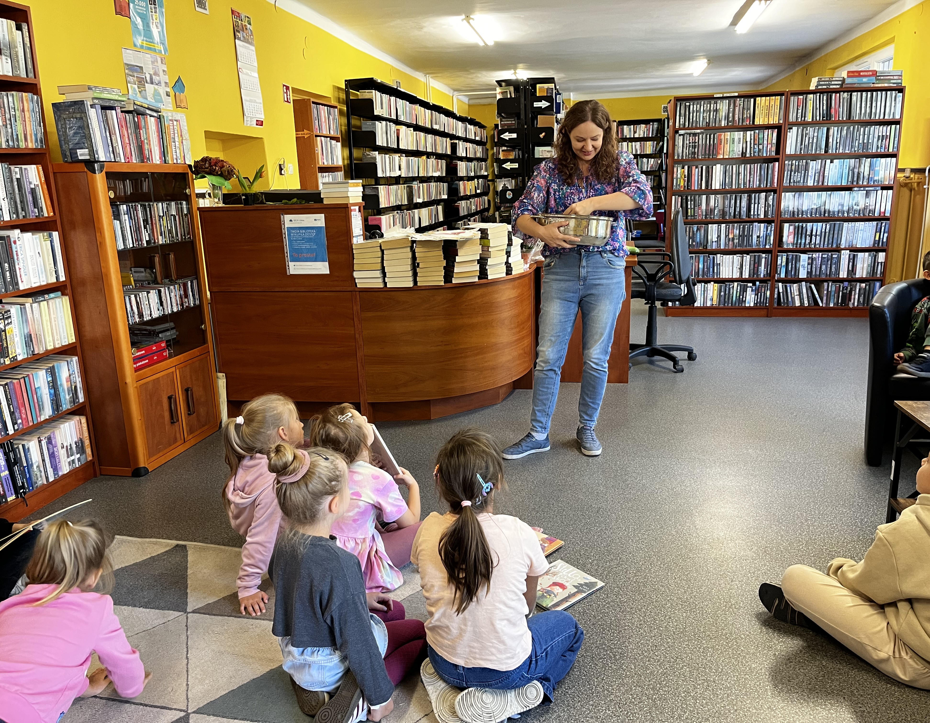 Bibliotekarka w trakcie prowadzenia lekcji bibliotecznej