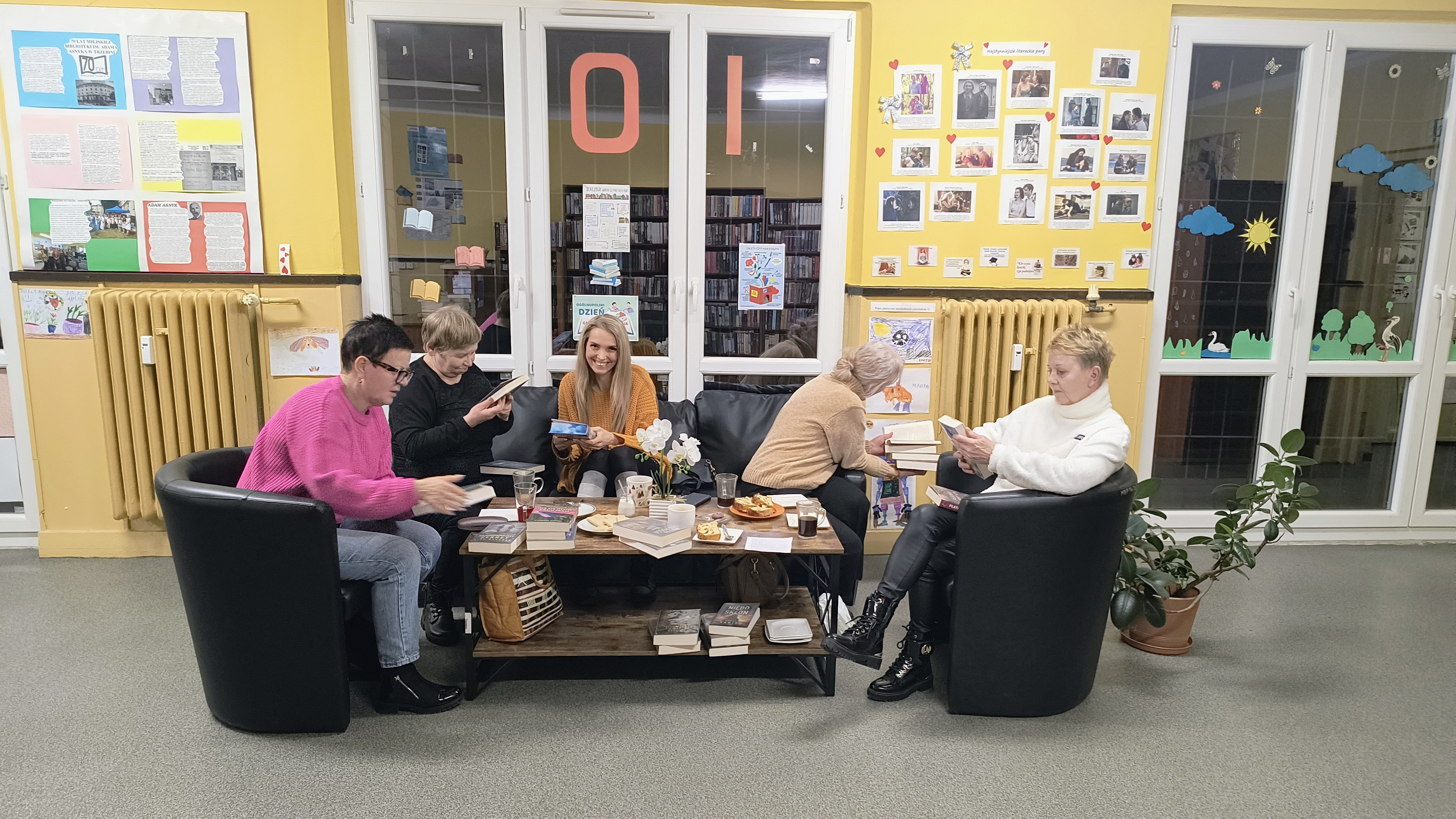 Uczestniczki pierwszego spotkania dla dorosłych czytelników „Między regałami”