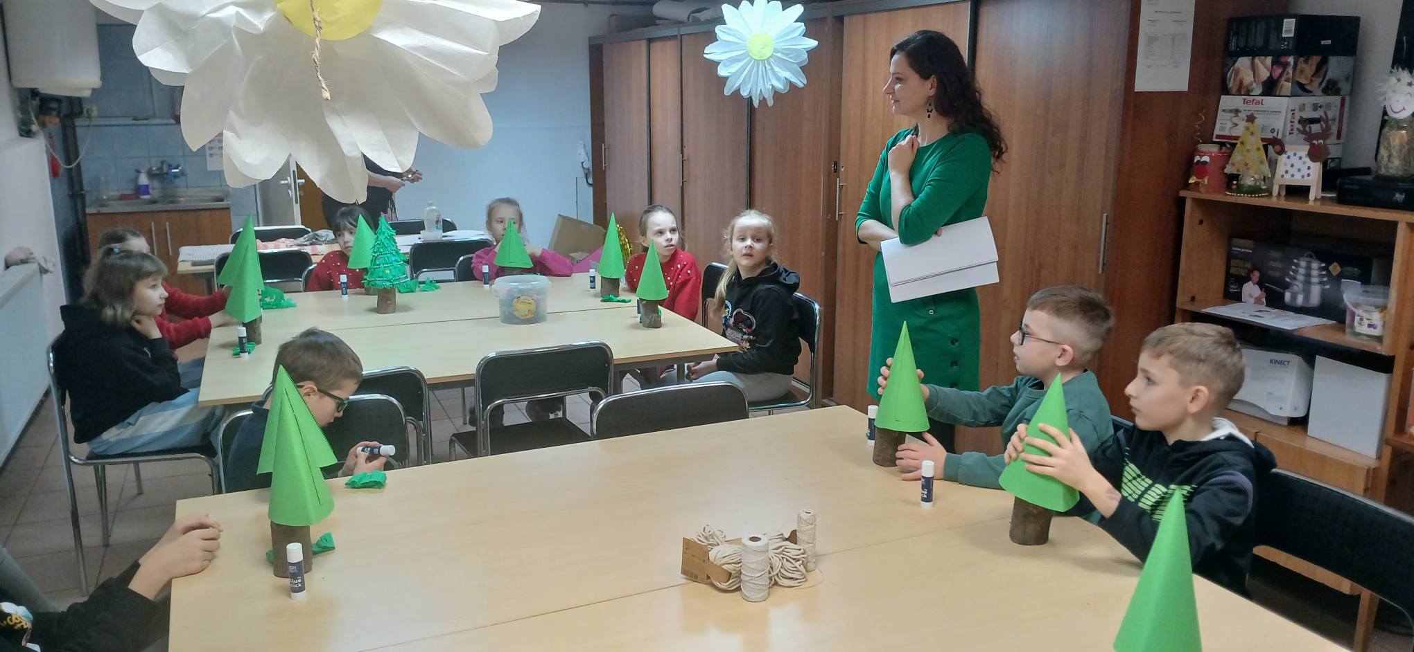 Bibliotekarka oraz dzieci podczas warsztatów