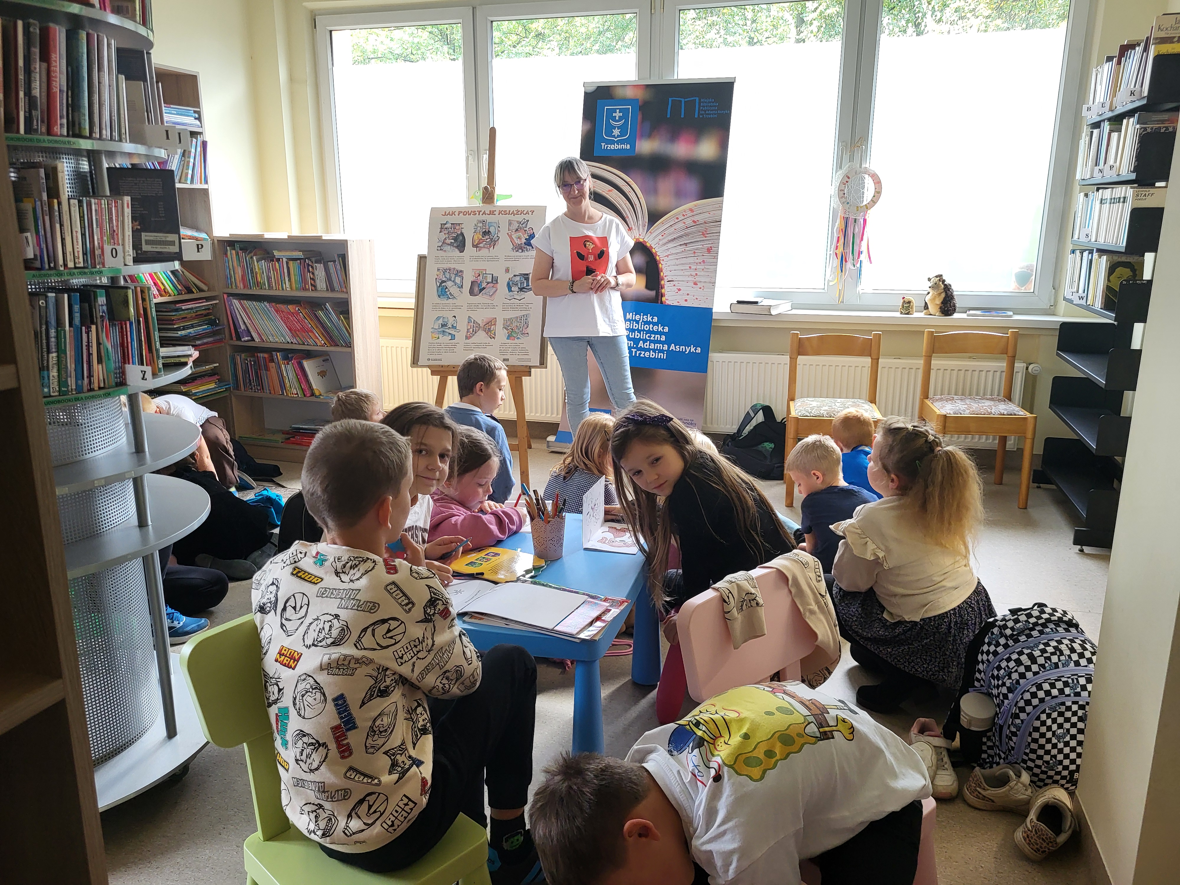 Ujęcie na dzieci biorące udział w lekcji bibliotecznej