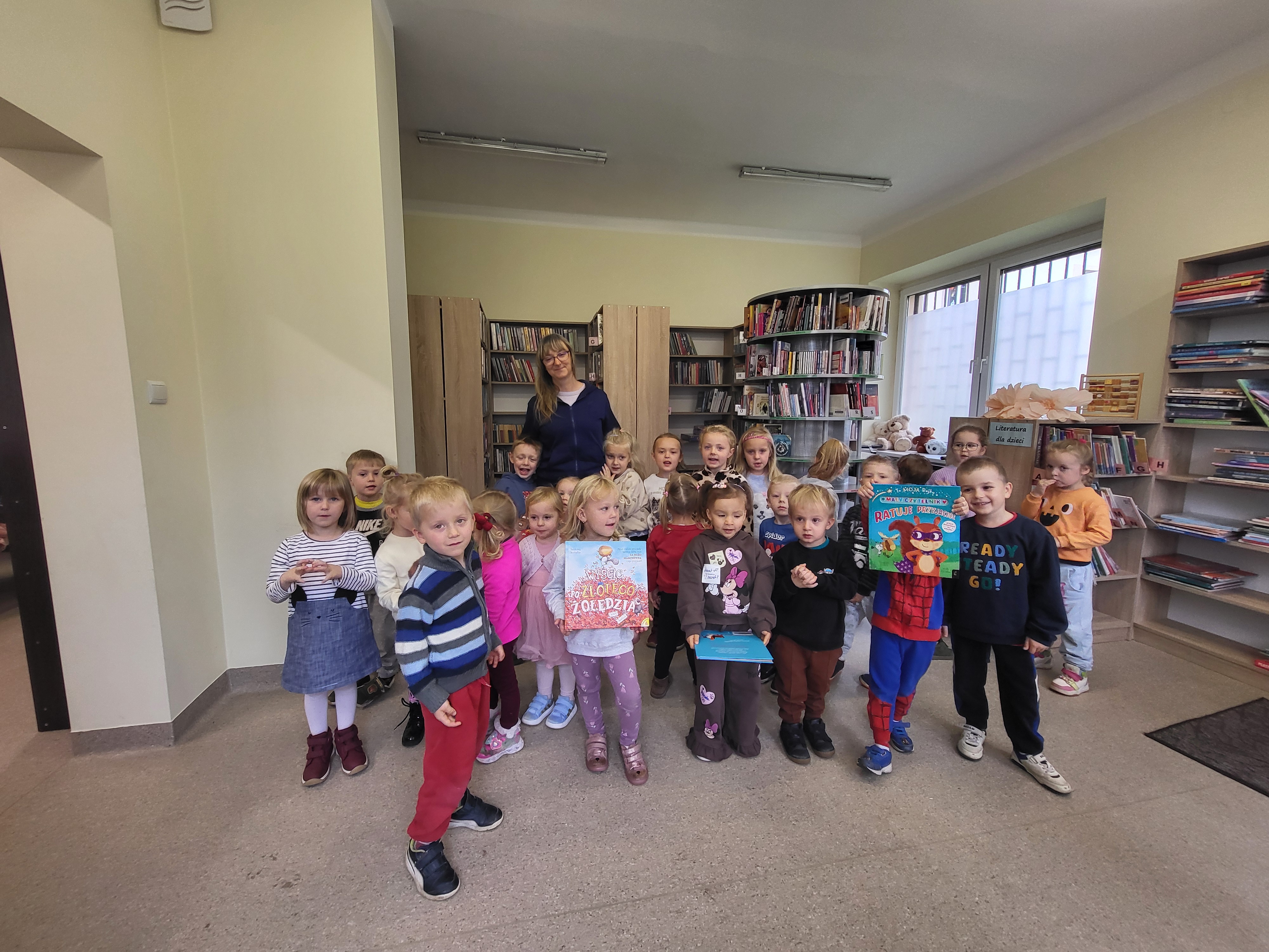 Bibliotekarka wraz z dziećmi