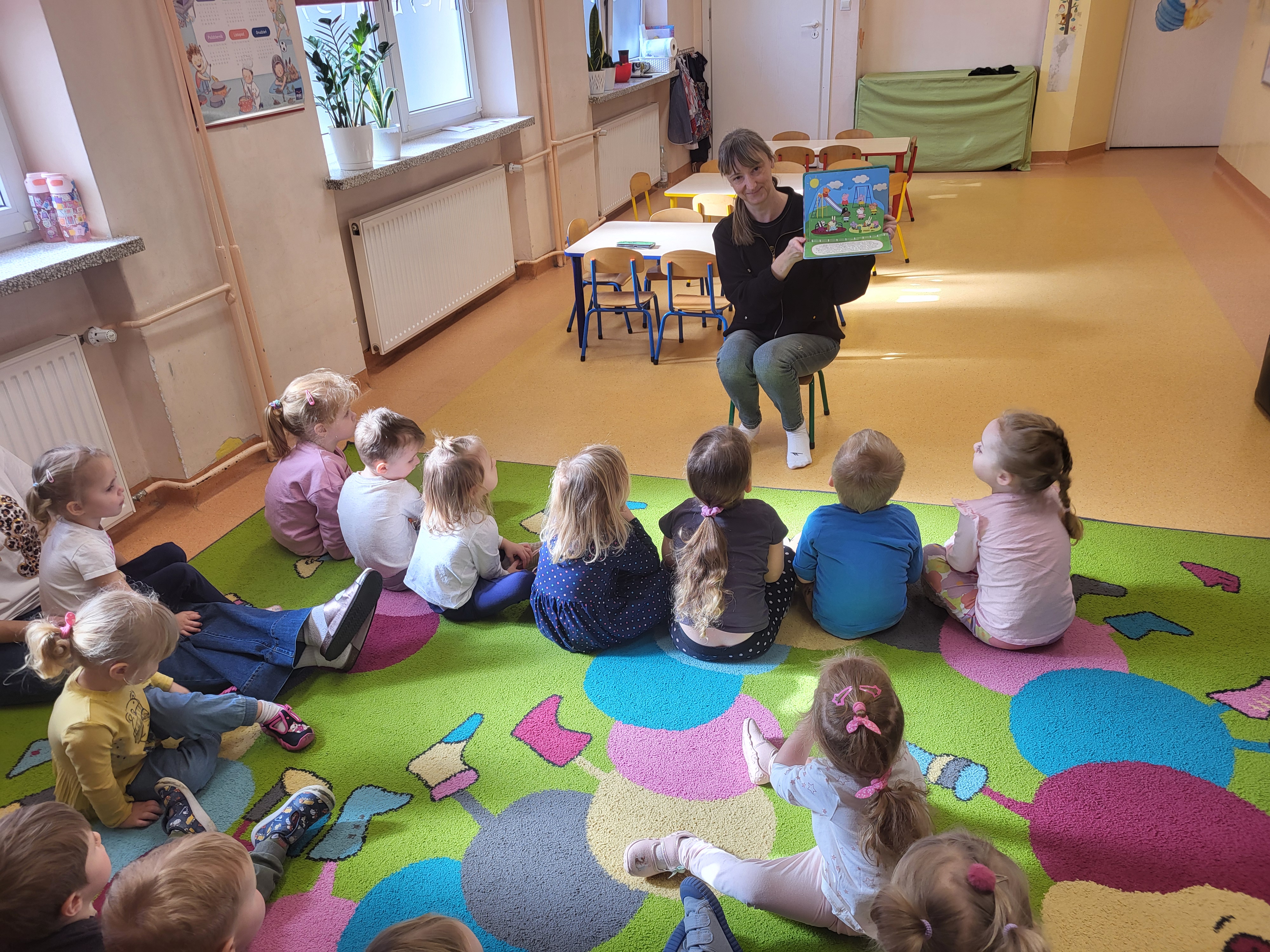 Bibliotekarka z wizytą u przedszkolaków