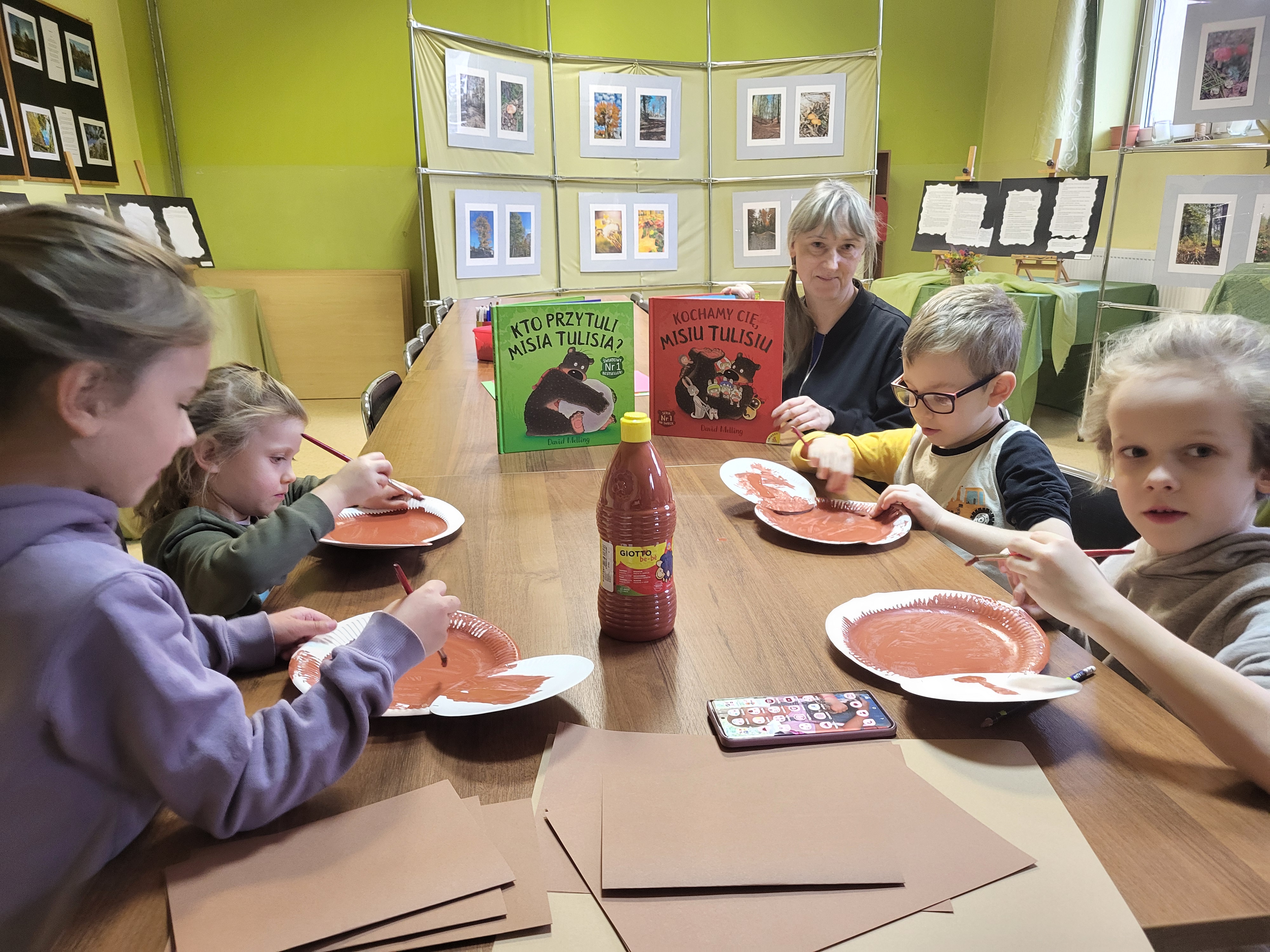 Dzieci podczas zajęć plastycznych