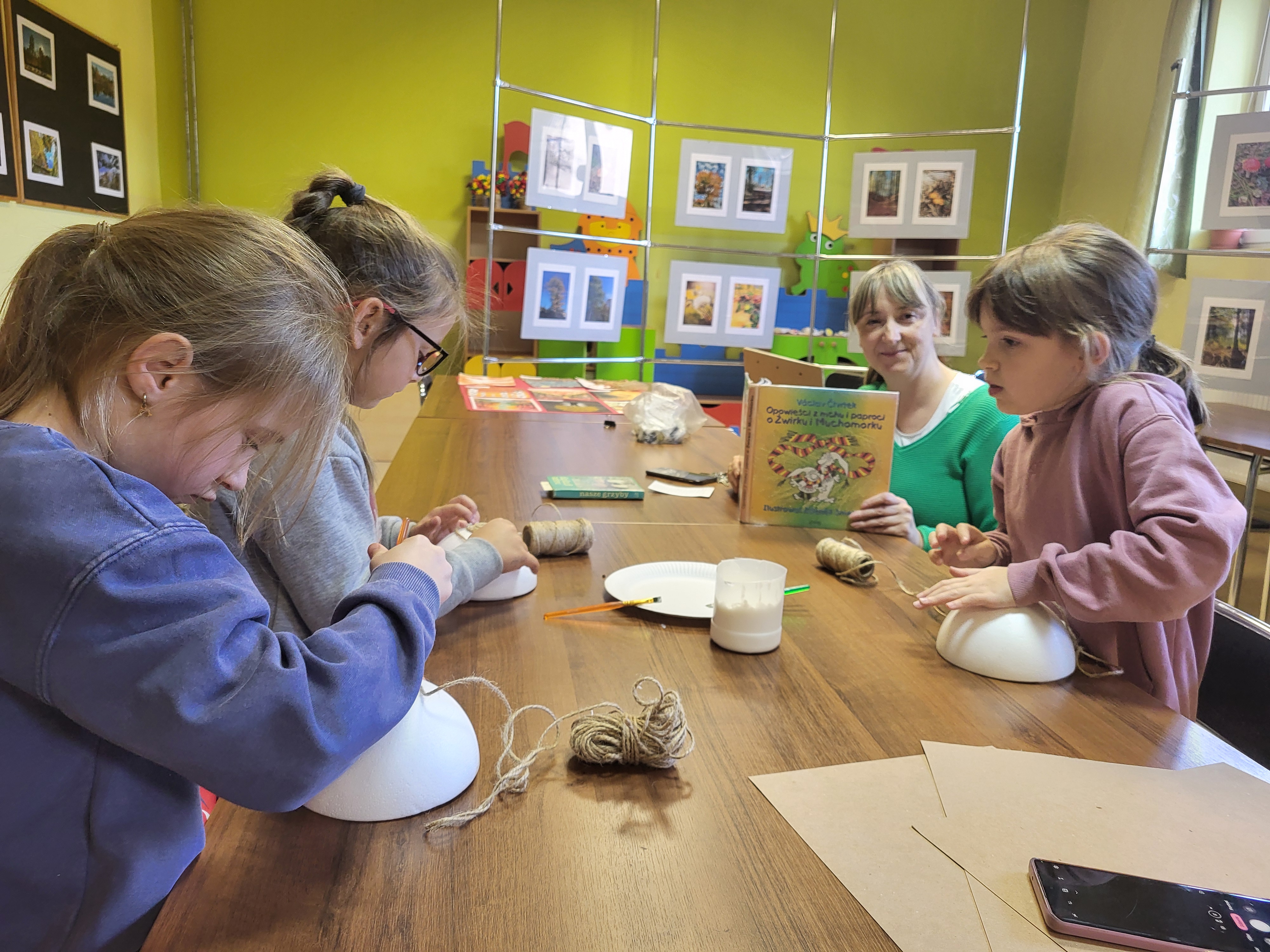 Dzieci podczas warsztatów plastycznych