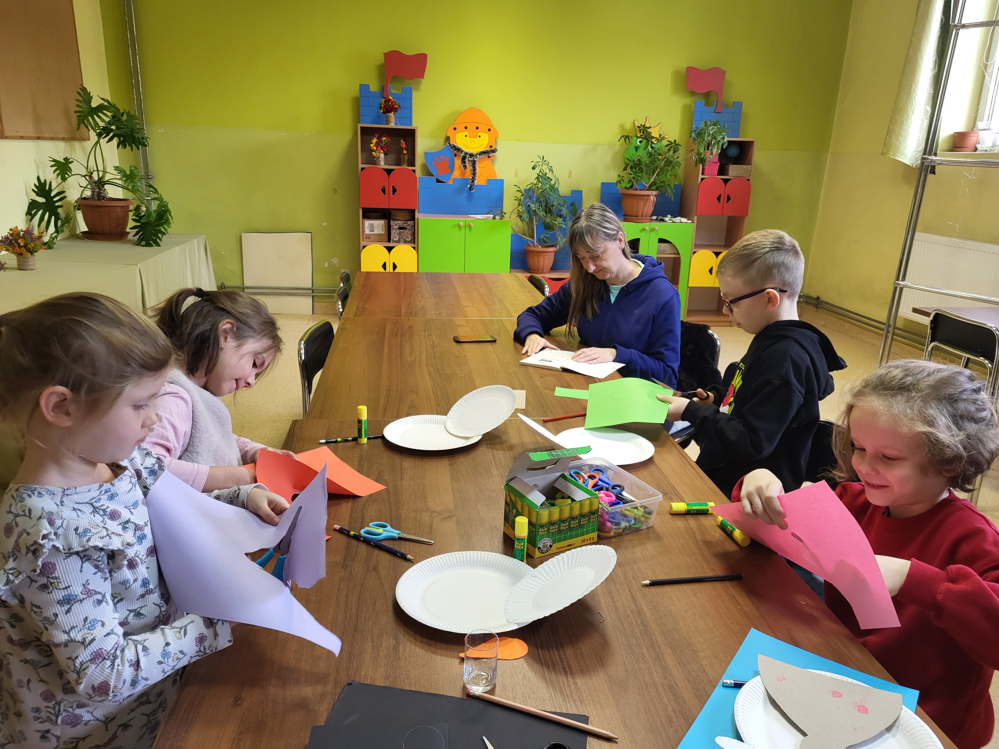 Bibliotekarka czytająca dzieciom historyjkę „Powrót do Lodowego Pałacu”