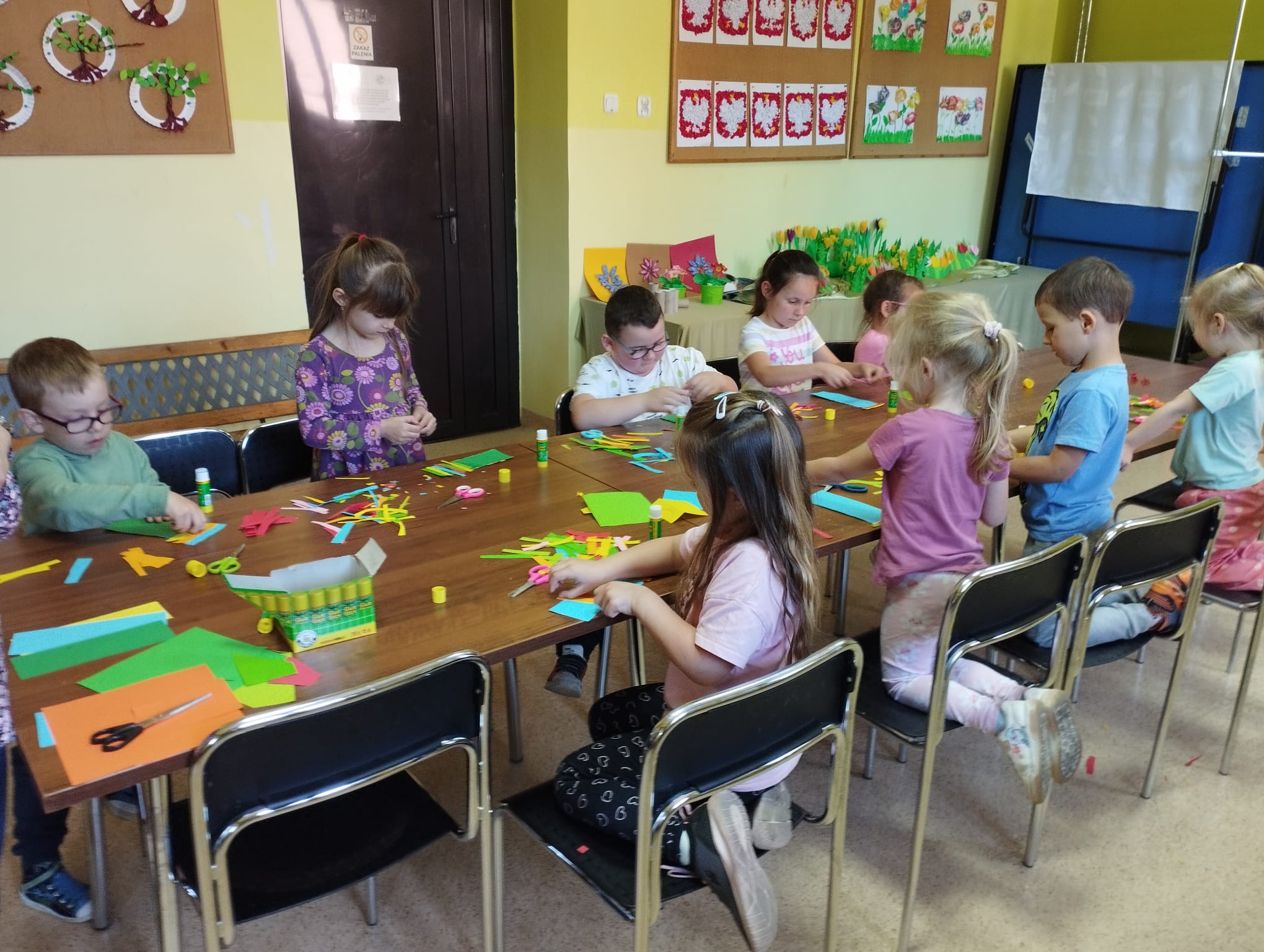 Dzieci podzas zajęć plastycznych