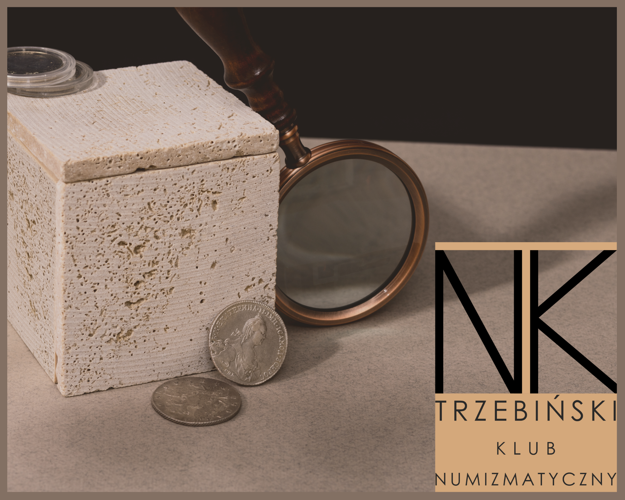 Logo Trzebińskiego Klubu Numizmatycznego z lupą