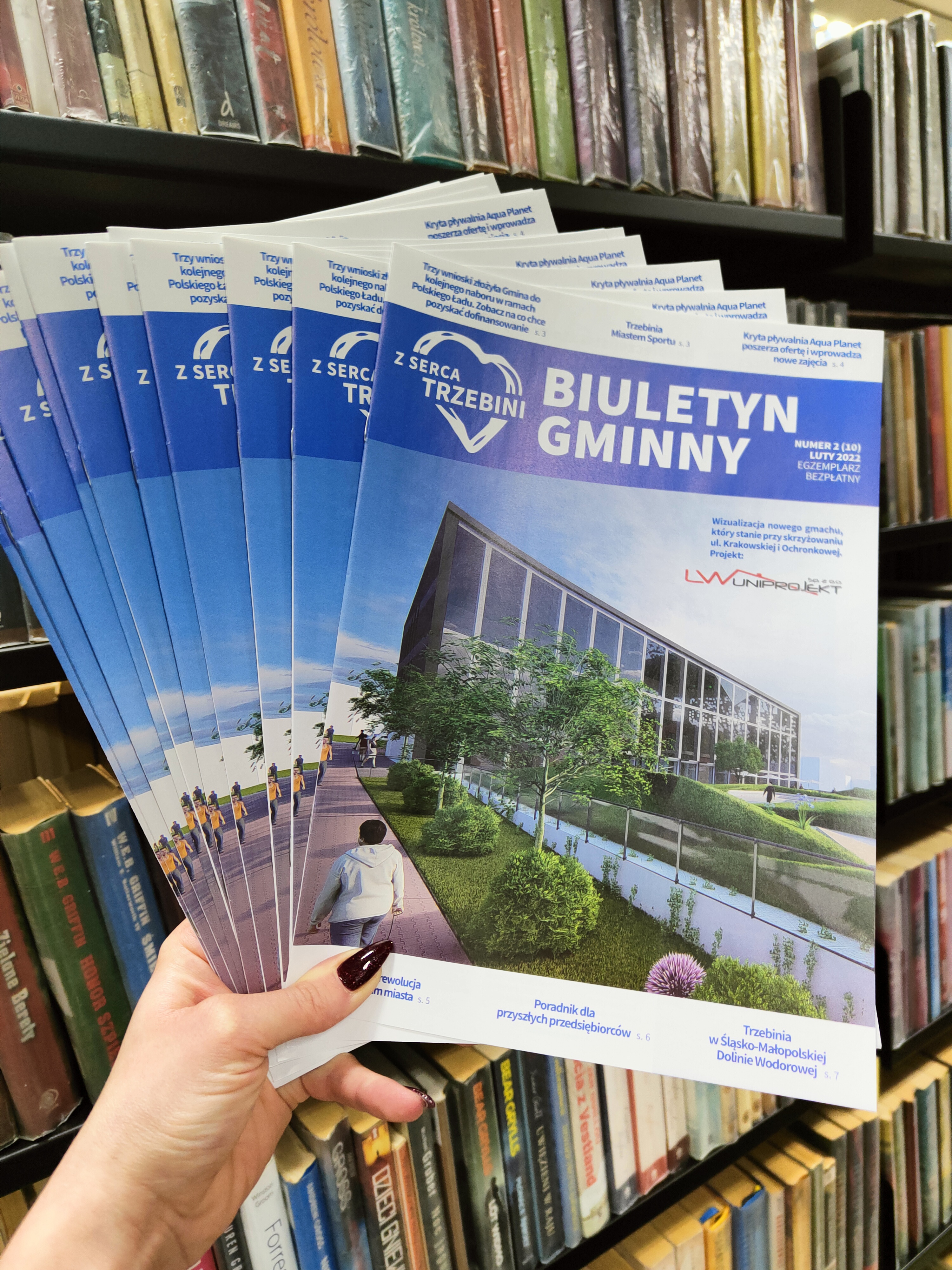 Grafika z okładkami nowego numeru biuletynu na tle książek
