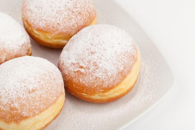 Cztery pączki na talerzu