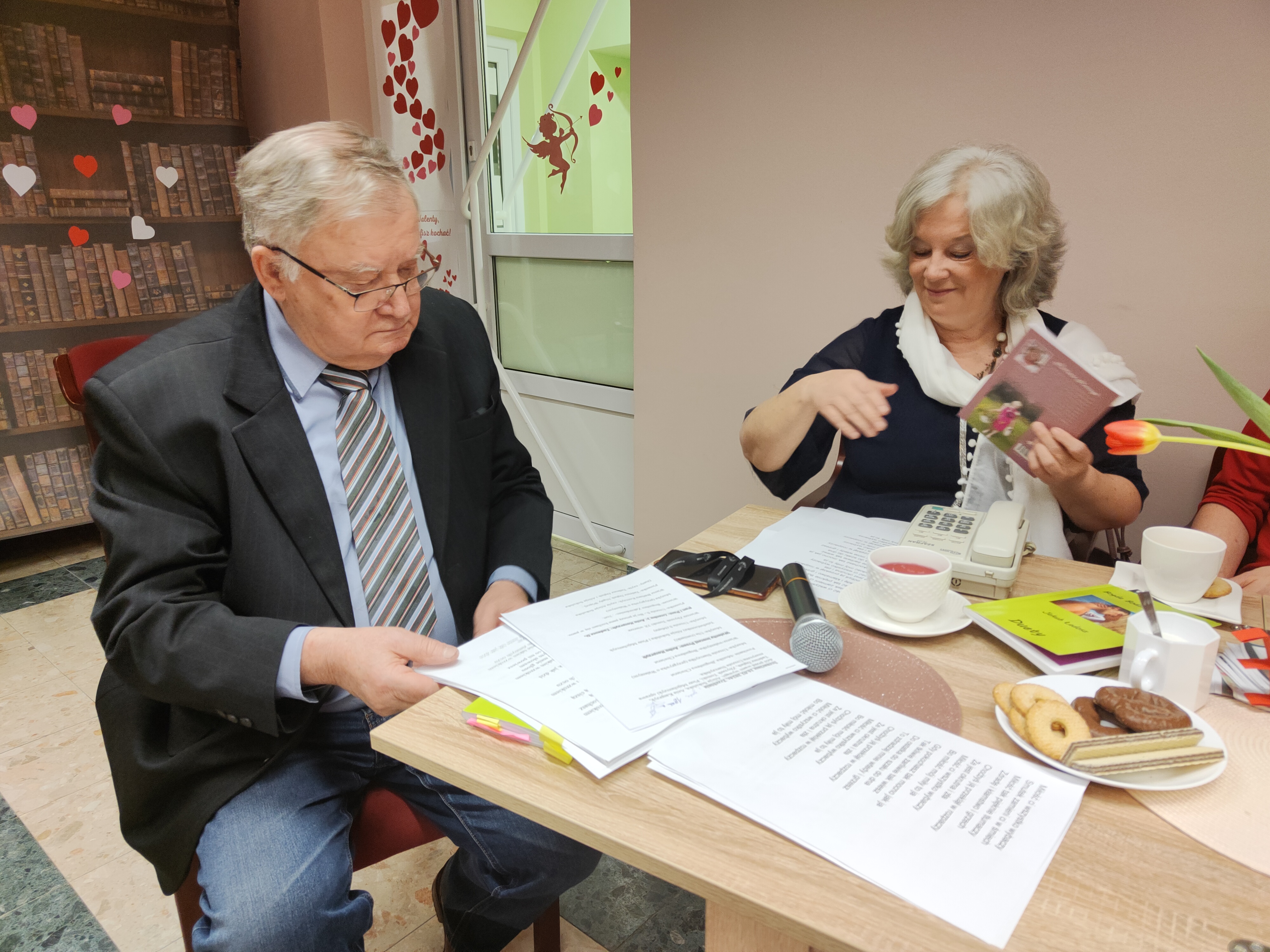 A. Sokólska i T. Dąbek czytające tekst z podziałem na role