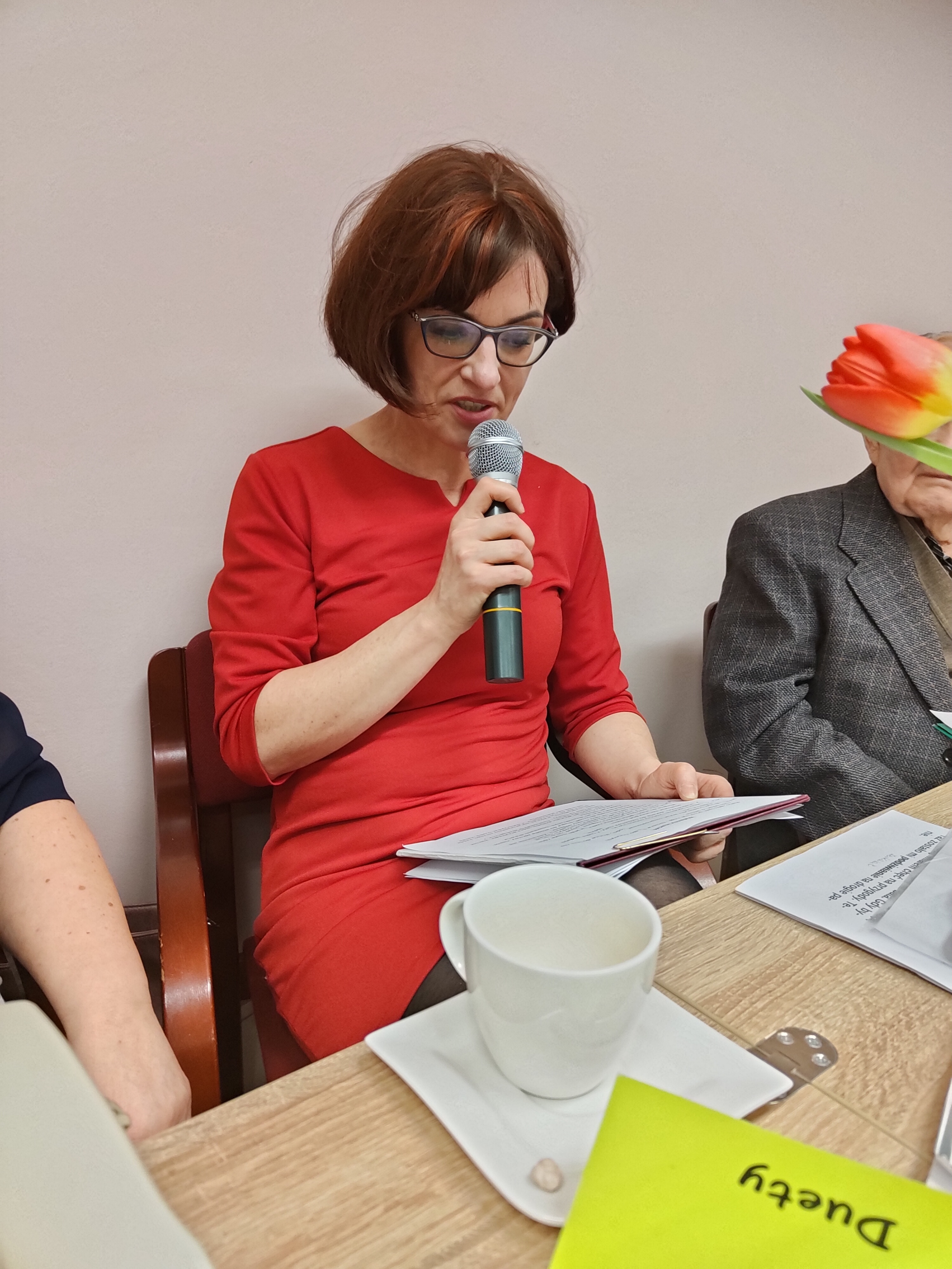 Zbliżenie na A. Kasprzyk czytającą wiersz miłosny