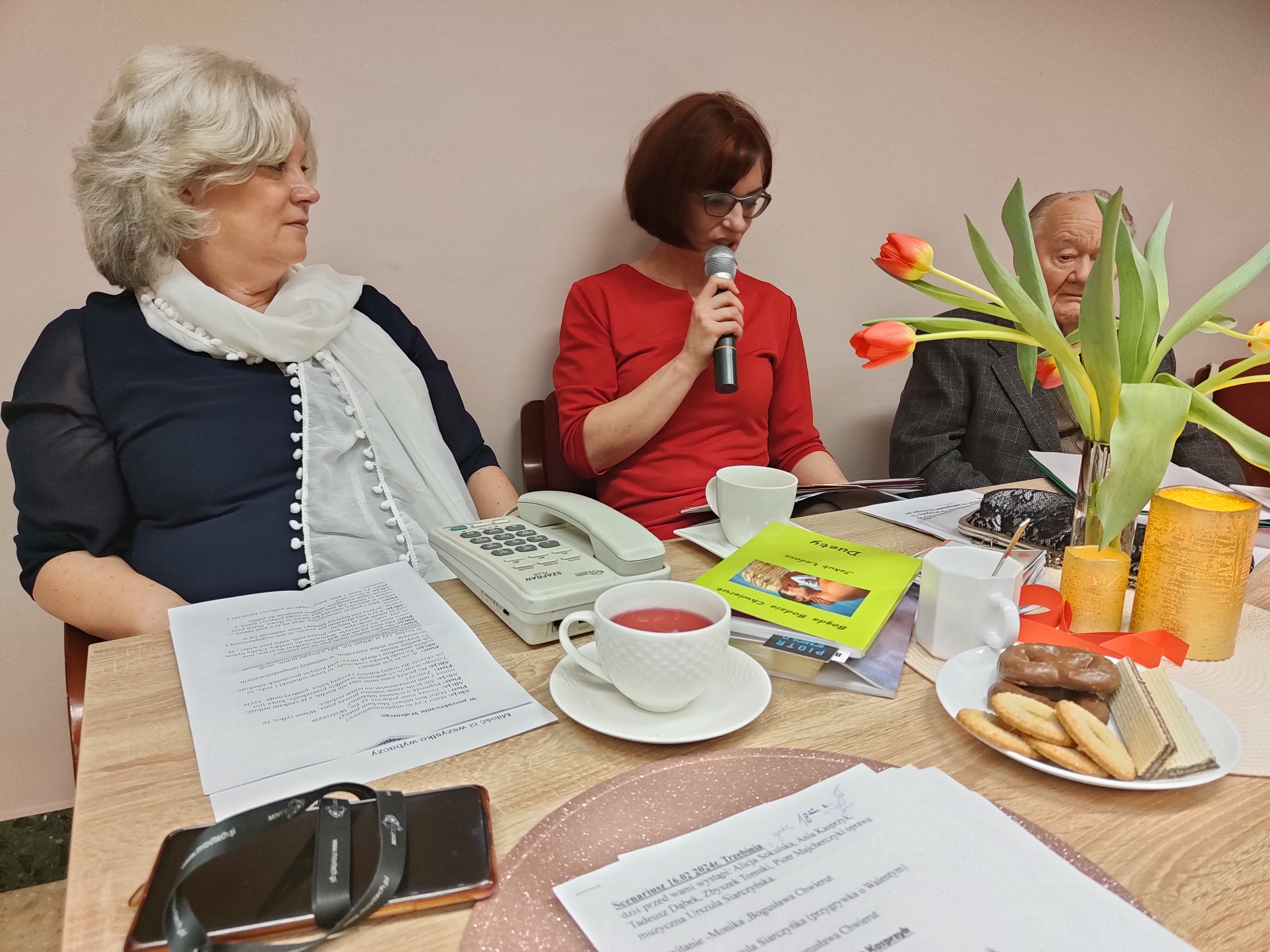 A. Sokólska, A. Kasprzyk i Z. Tomski podczas przedstawiania swoich wierszy o tematyce miłosnej